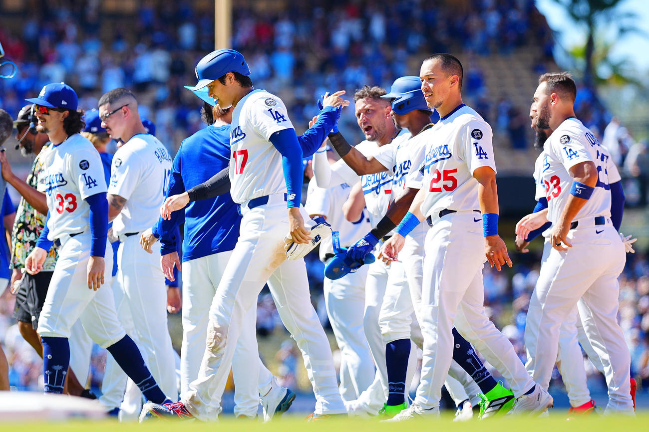 ドジャース対ツインズ　ツインズにサヨナラ勝ちしナインと喜び合うドジャース大谷（手前左）（撮影・垰建太）