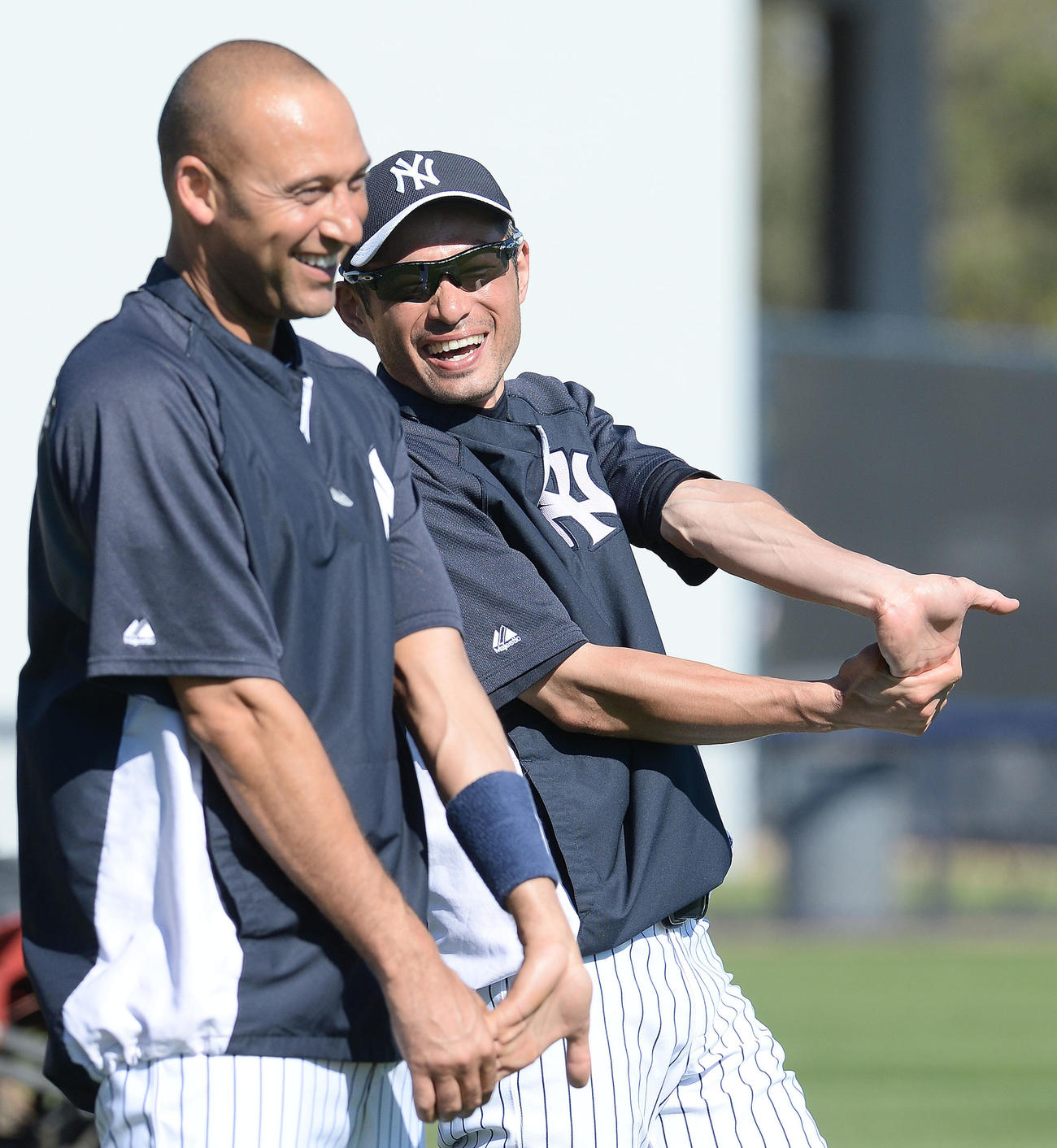 ストレッチをしながら談笑するイチロー（右）とジーター（2014年3月撮影）