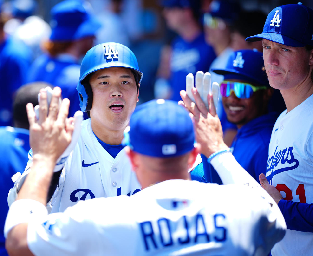 ドジャース対ツインズ　1回裏ドジャース無死、先制ソロ本塁打を放ちロハス（手前）とポーズを決め合う大谷（撮影・垰建太）