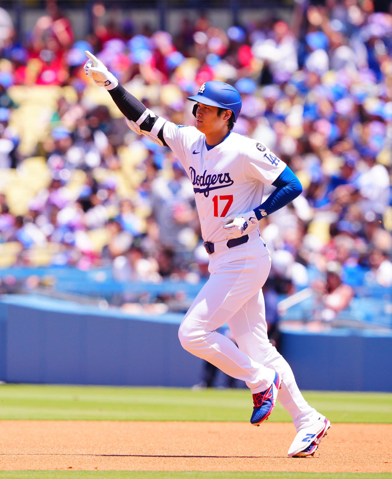 ドジャース対ツインズ　1回裏ドジャース無死、先制ソロ本塁打を放ちポーズを決める大谷（撮影・垰建太）