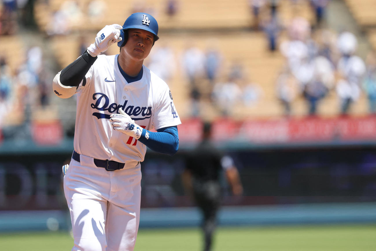 ツインズ戦第１打席で５試合連続の本塁打を放ったドジャース大谷翔平は同僚から祝福を受けた（ロイター）