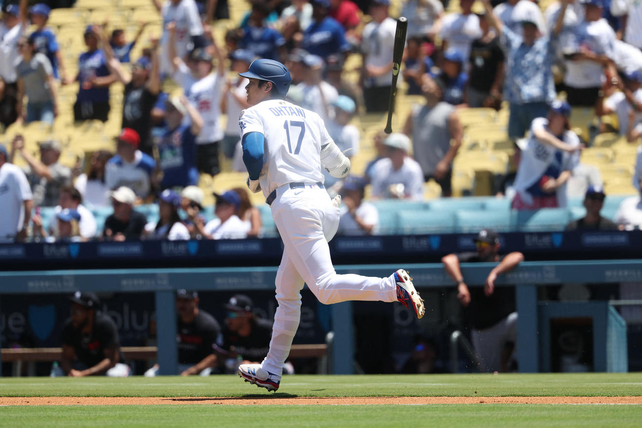 ツインズ戦第１打席で５試合連続の本塁打を放ったドジャース大谷翔平は同僚から祝福を受けた（ロイター）