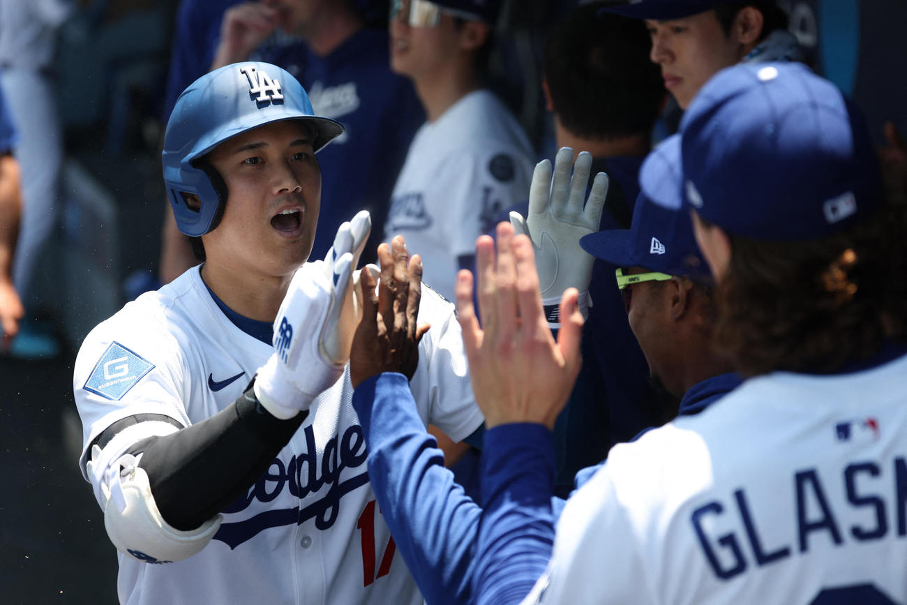 ツインズ戦第１打席で５試合連続の本塁打を放ったドジャース大谷翔平は同僚と喜び合う（ロイター）
