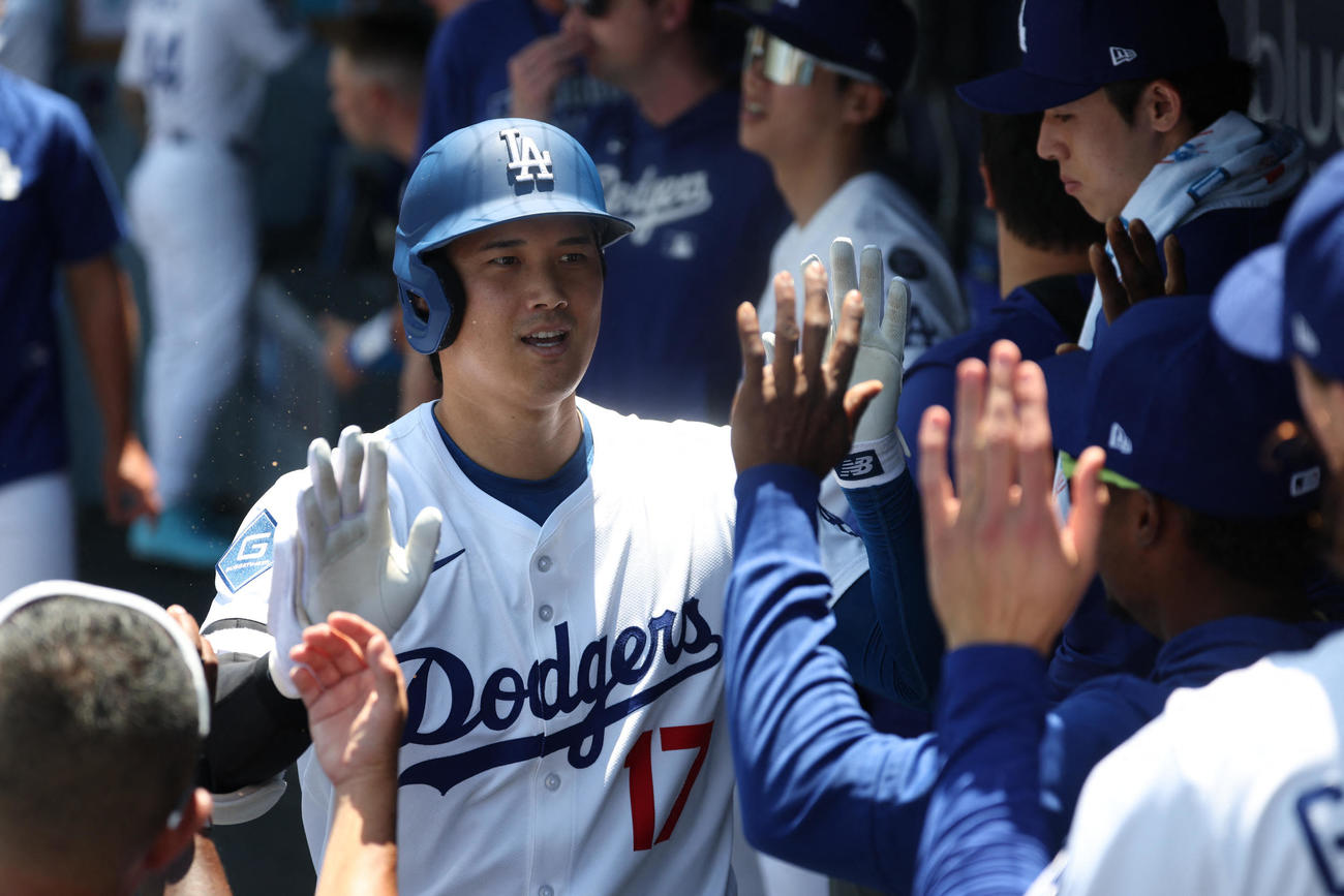 ツインズ戦第１打席で５試合連続の本塁打を放ったドジャース大谷翔平は同僚と喜び合う（ロイター）
