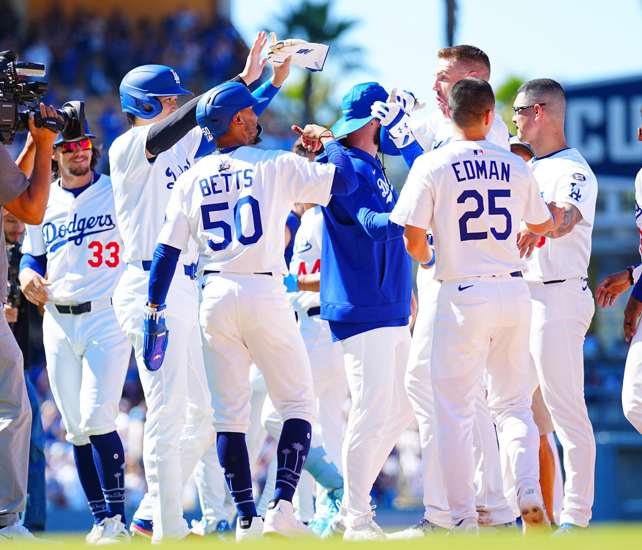 ドジャース対ツインズ　ツインズにサヨナラ勝ちし喜び合うドジャース大谷（左）とベッツ（50番）とフリーマン（撮影・垰建太）