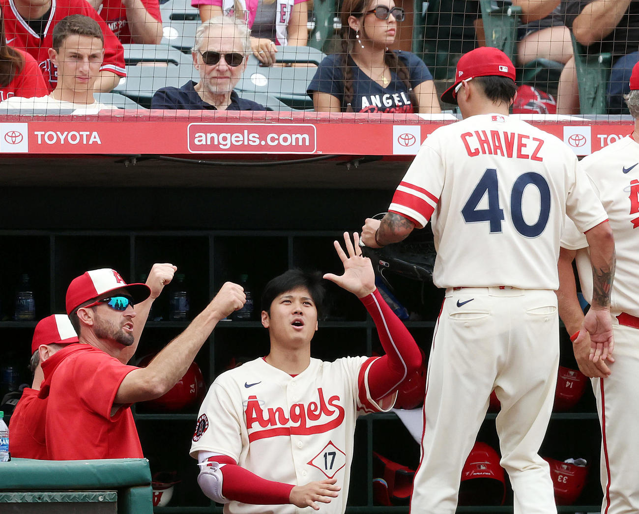 大谷翔平に迎えられるジェシー・チャベス（2022年8月撮影）