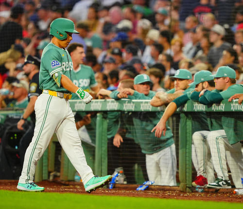 レッドソックス対ドジャース　3回裏レッドソックス2死二塁、三飛に倒れベンチに引き揚げる吉田（撮影・垰建太）