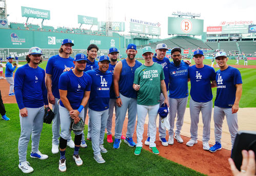 レッドソックス対ドジャース　試合前に昨年まで同僚だったレッドソックスのビューラー（中央右）にチャンピオンズリングを手渡し写真に納まるロバーツ監督（前列左から2人目）らドジャースナイン（撮影・垰建太）
