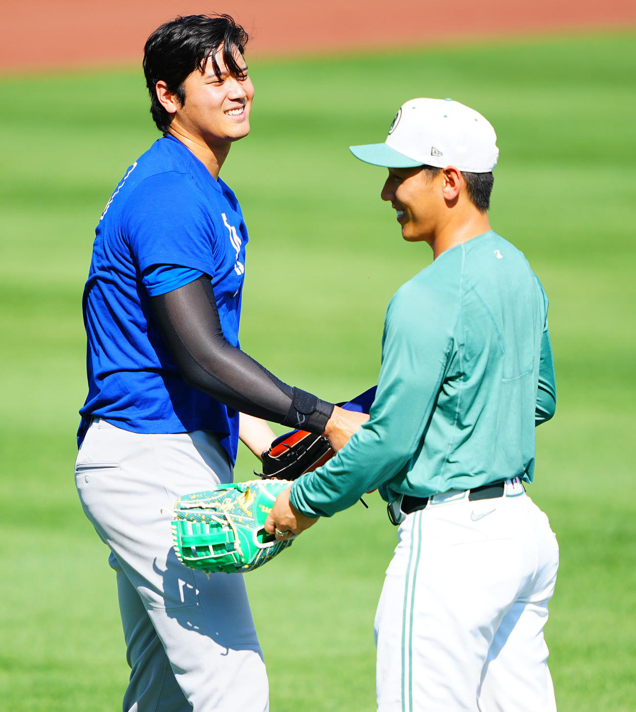 レッドソックス対ドジャース　試合前笑顔であいさつを交わすドジャース大谷（左）とレッドソックス吉田（撮影・垰建太）