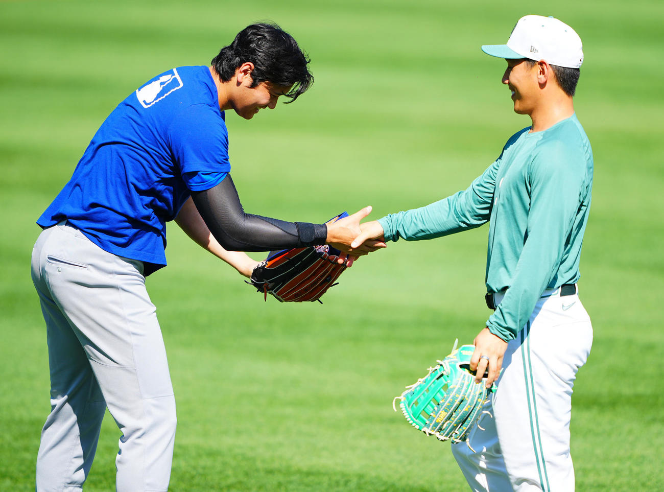 レッドソックス対ドジャース　試合前笑顔であいさつを交わすドジャース大谷（左）とレッドソックス吉田（撮影・垰建太）