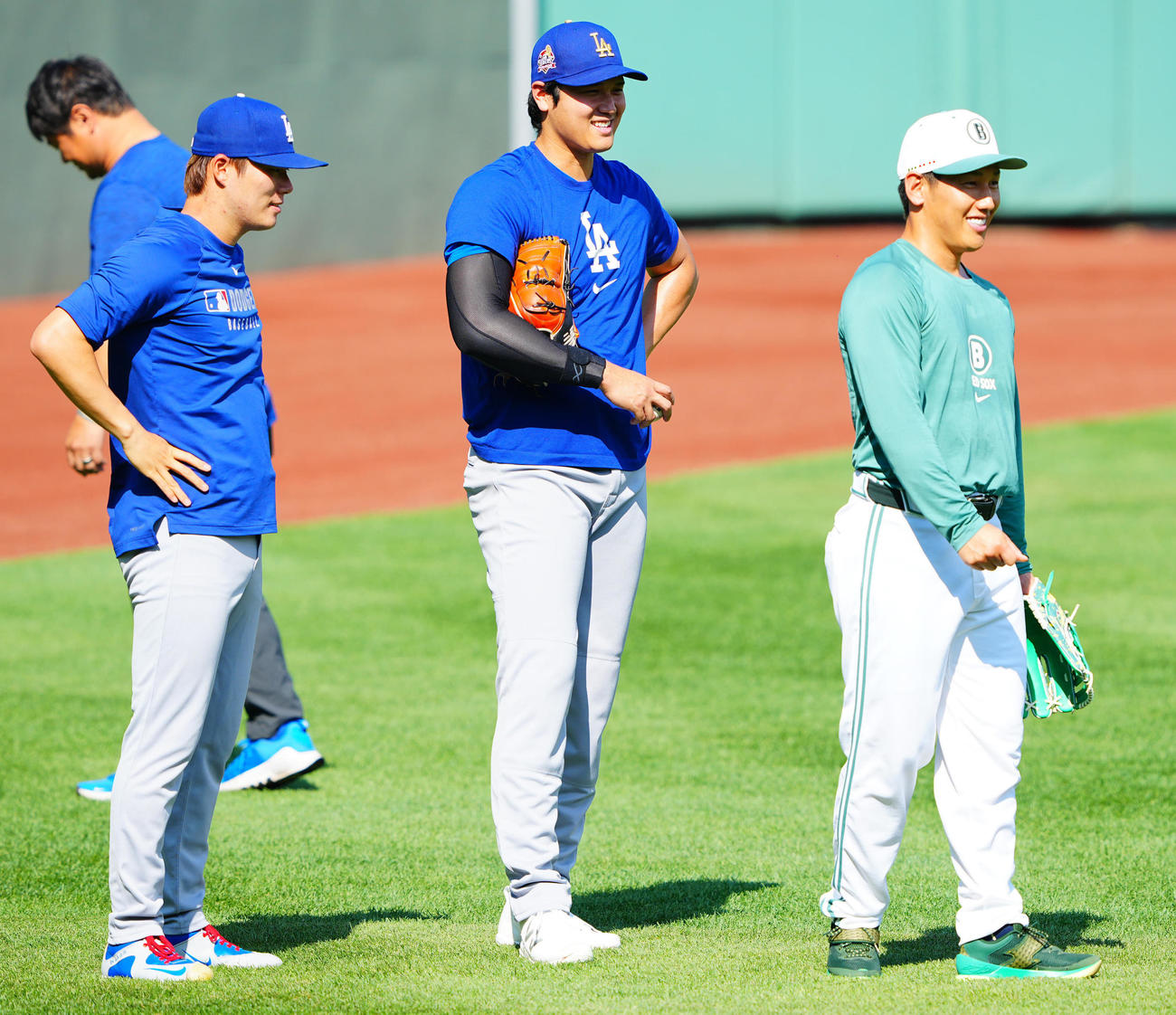レッドソックス対ドジャース　試合前練習中、談笑するドジャース大谷（中央）、山本（左）、レッドソックス吉田（撮影・垰建太）