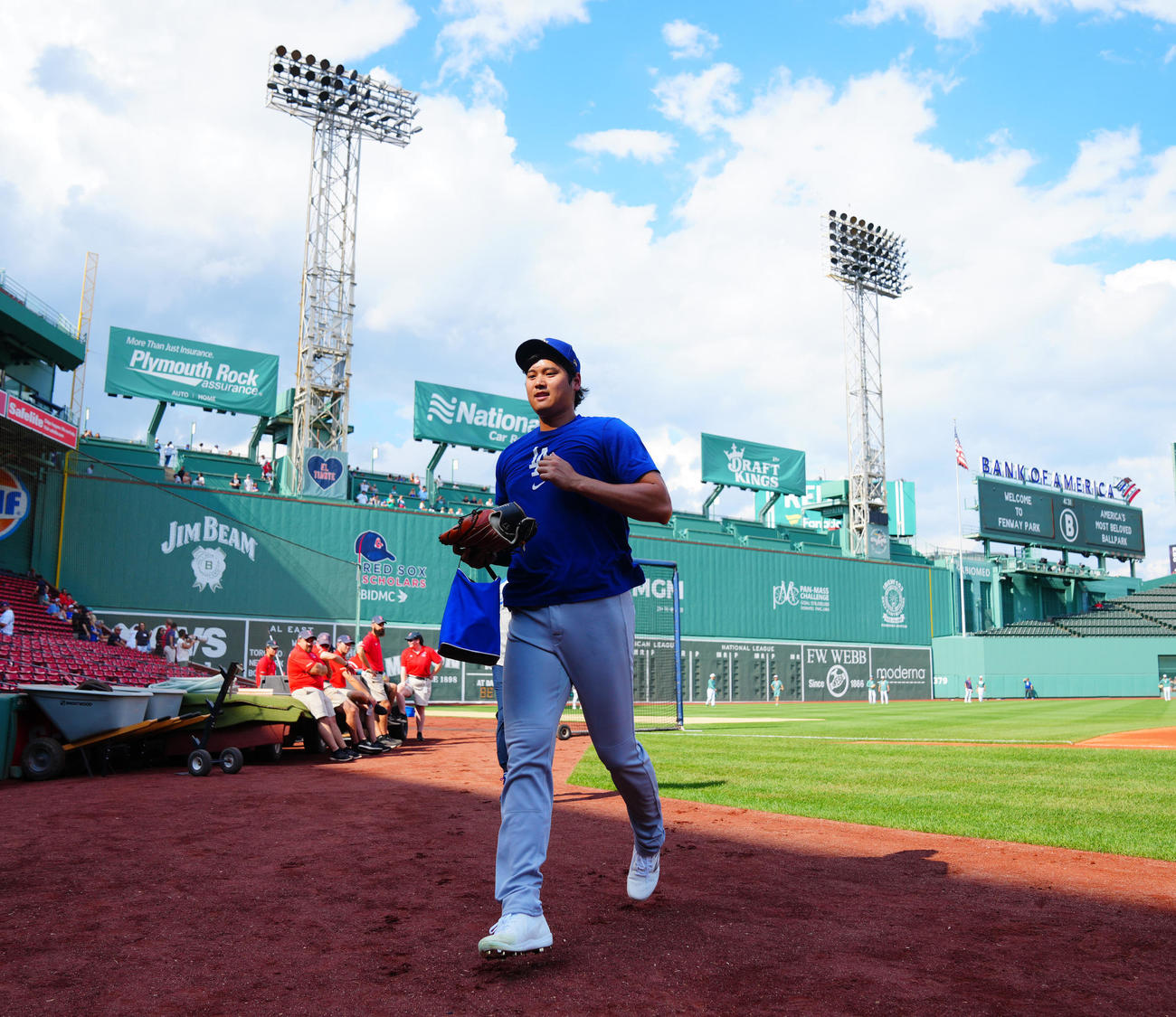 レッドソックス対ドジャース　試合前投球練習を終えグリーンモンスターを背に引き揚げるドジャース大谷（撮影・垰建太）