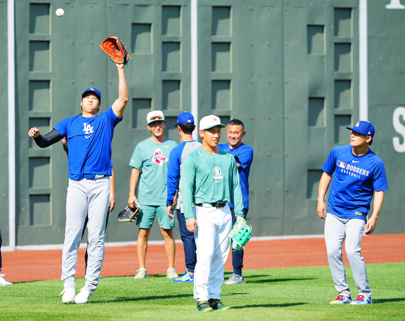 レッドソックス対ドジャース　試合前、投球練習を行うドジャース大谷（左）の側で談笑する山本（右）とレッドソックス吉田（撮影・垰建太）