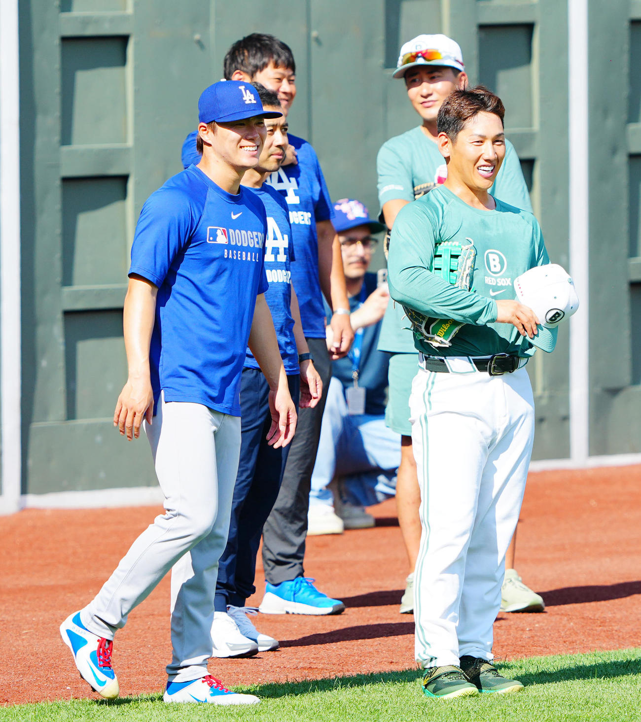 レッドソックス対ドジャース　試合前練習中、談笑するドジャース山本（左）とレッドソックス吉田（撮影・垰建太）