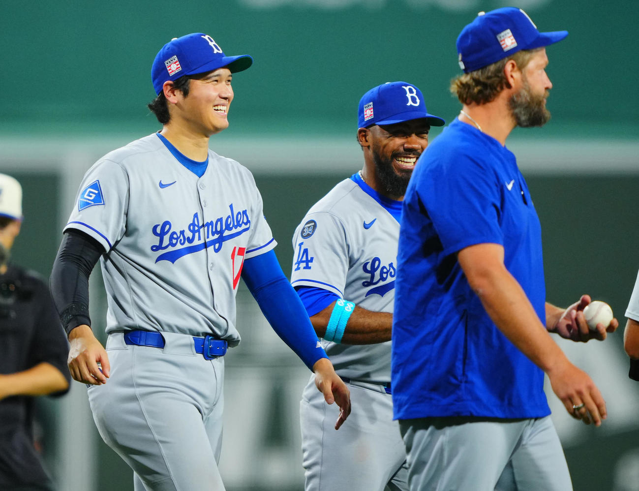 レッドソックス対ドジャース　レッドソックスに勝利し笑顔を見せるドジャース大谷（左）とT・ヘルナンデス（中央）（撮影・垰建太）