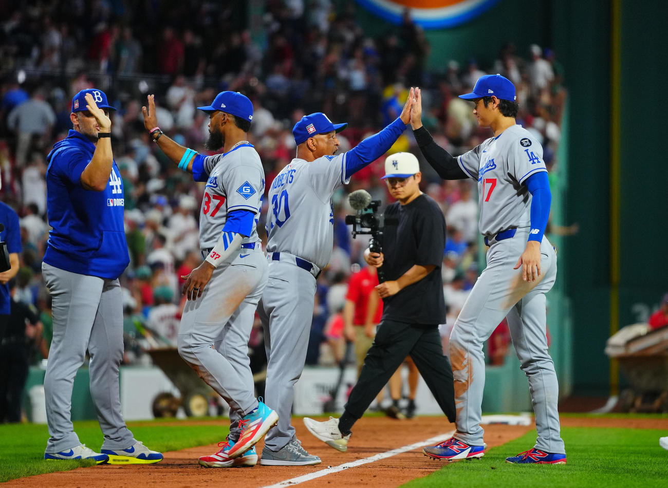 レッドソックス対ドジャース　レッドソックスに勝利し勝利のタッチを交わすドジャース大谷（右）とロバーツ監督（撮影・垰建太）