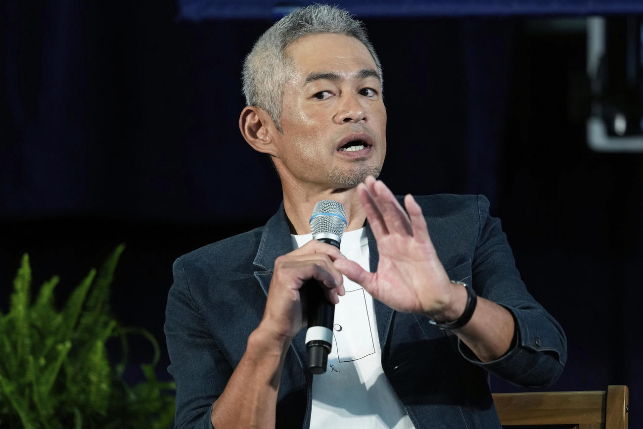 会見するイチロー氏（AP）
