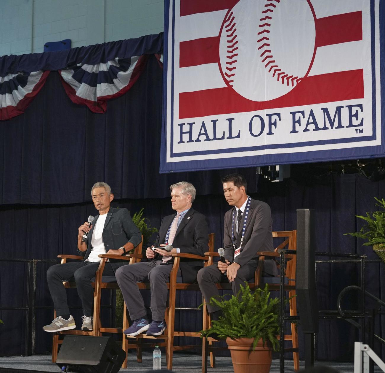 記者会見する、米国野球殿堂入りしたイチローさん（左）（共同）