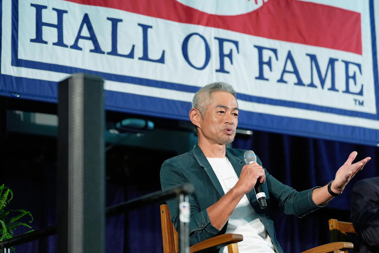 会見するイチロー氏（AP）