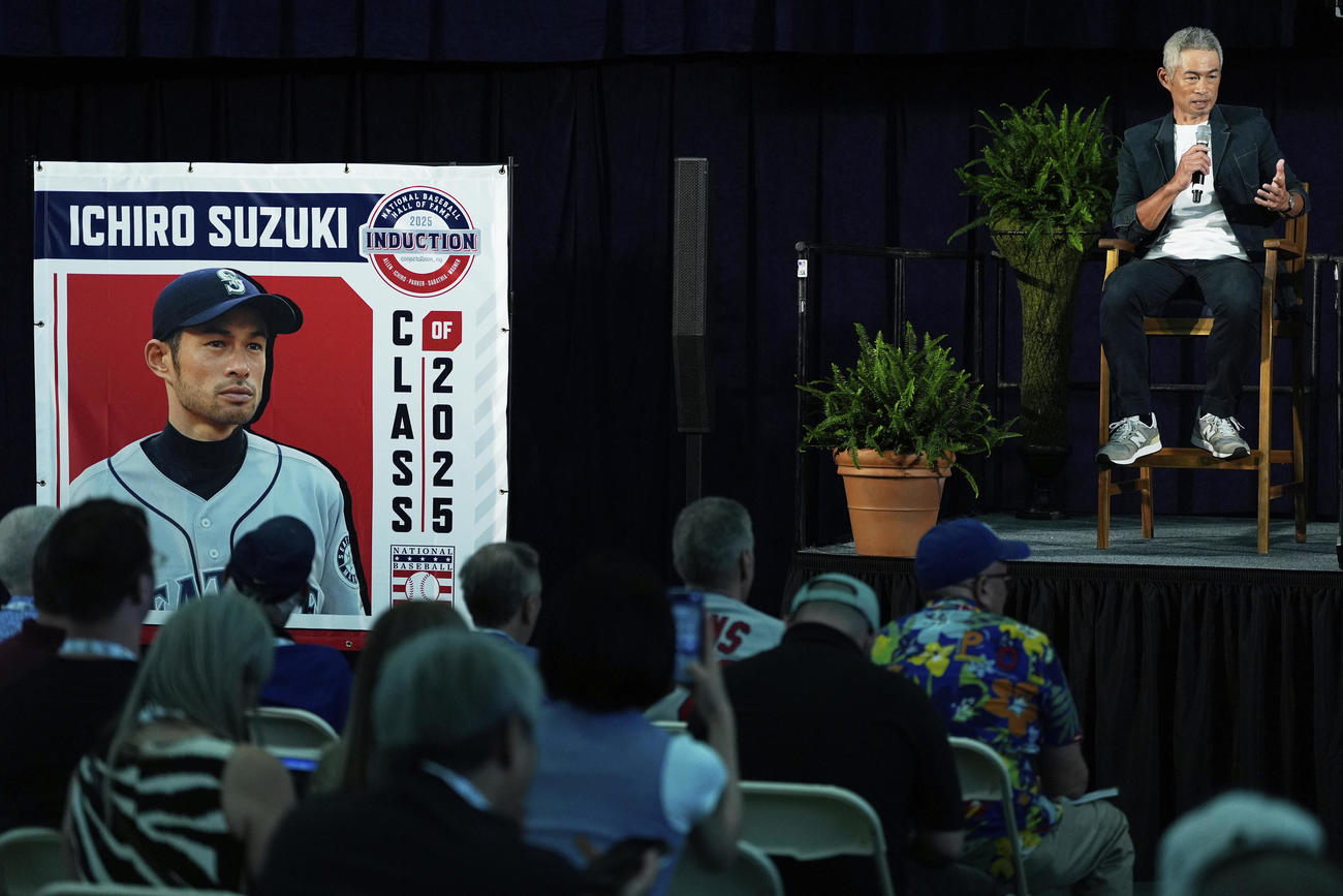 会見するイチロー氏（AP）