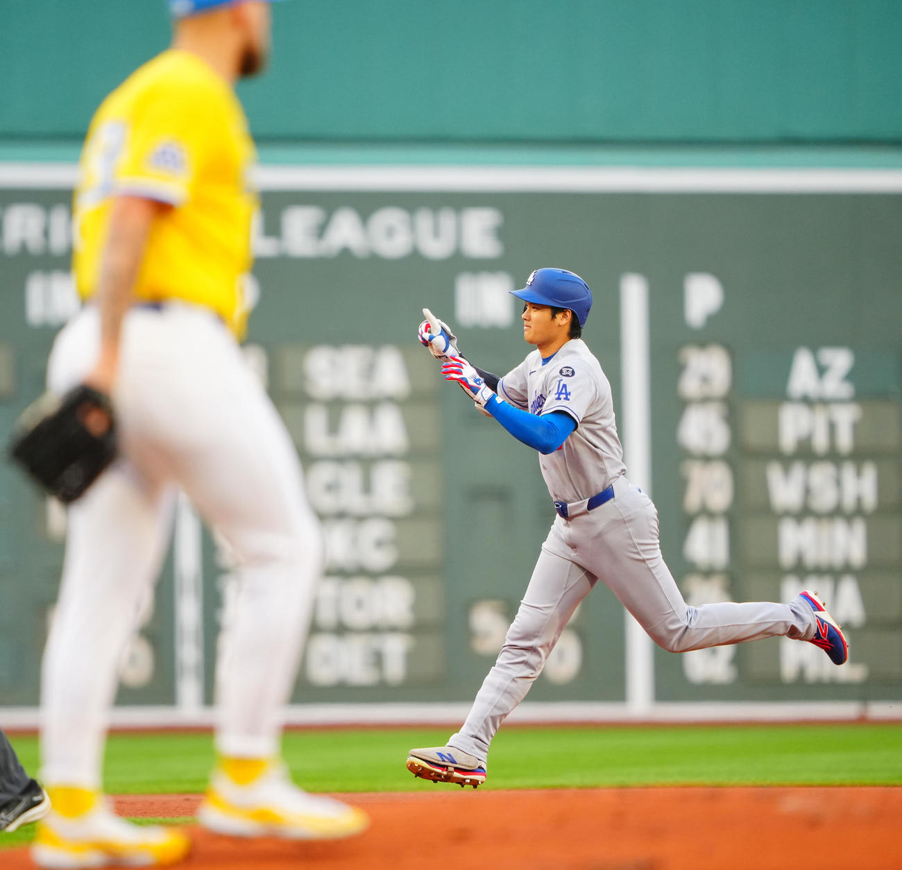 レッドソックス対ドジャース　1回表ドジャース無死、先制ソロ本塁打を放ちポーズを決める大谷（撮影・垰建太）