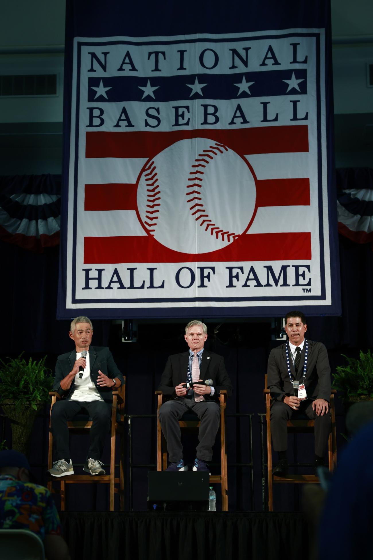 米国ニューヨーク州クーパーズタウンで行われた米国野球殿堂入り記者会見に臨むイチロー氏（左）
