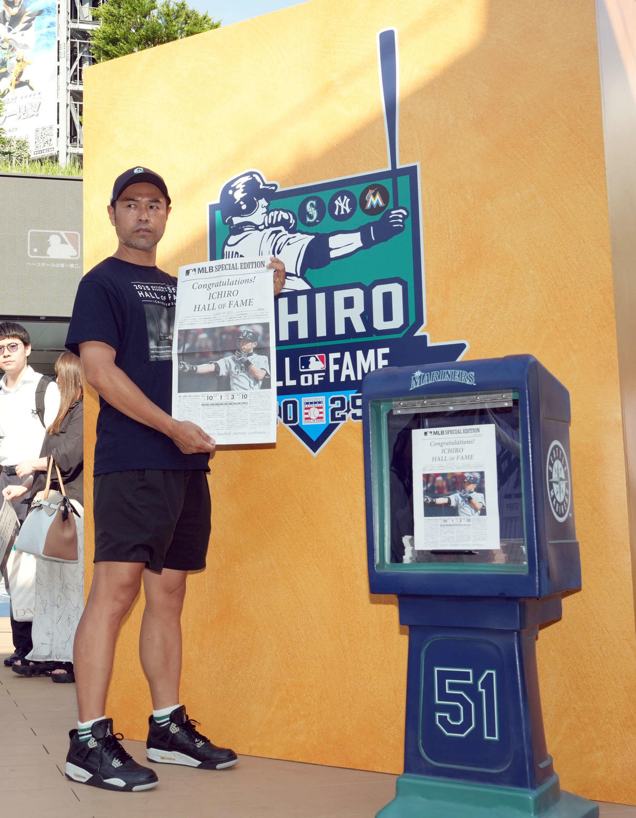 号外を手にしフォトスポットで記念撮影に納まるイチロー氏のそっくりさん「ニッチロー」（撮影・たえ見朱実）