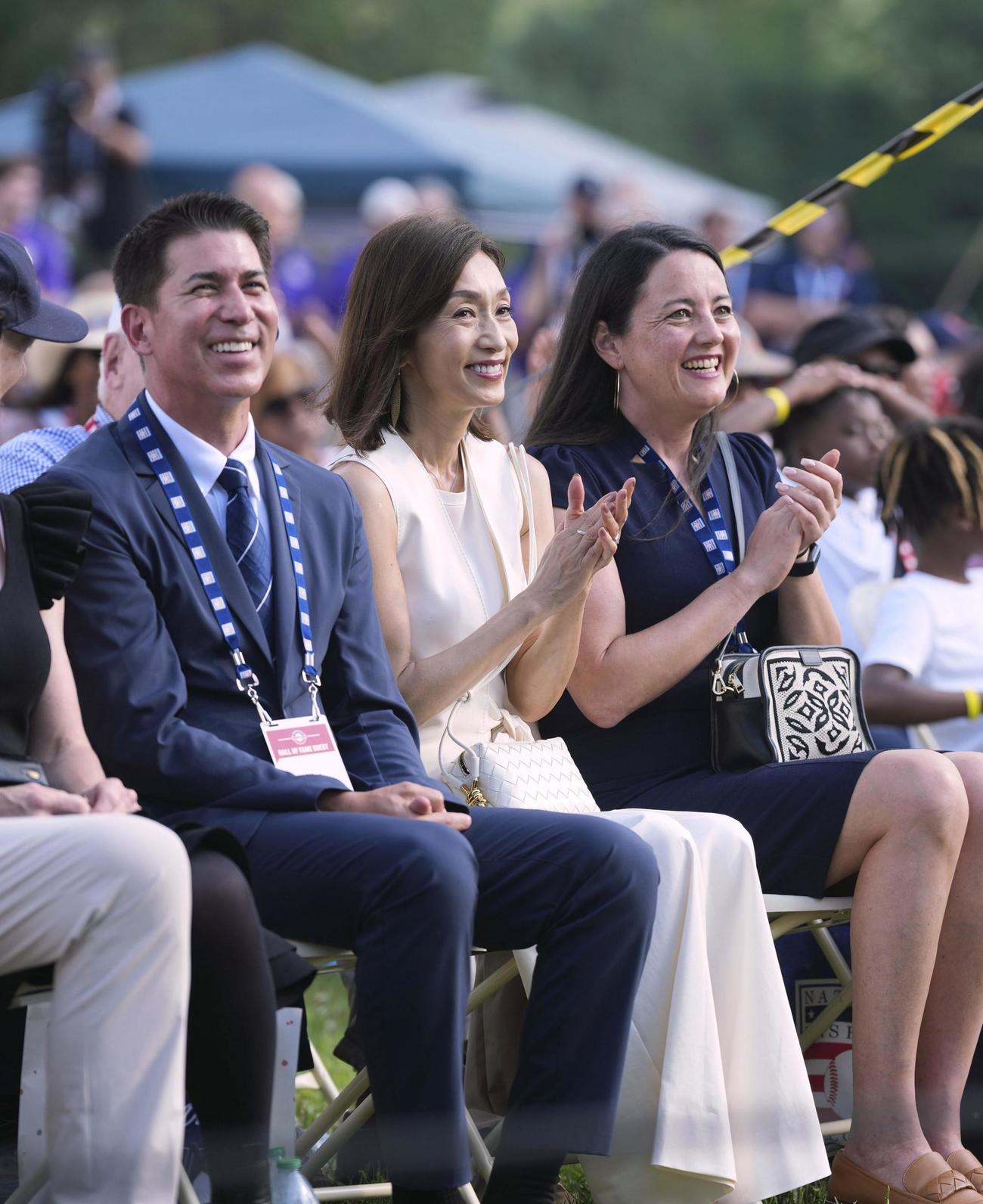 スピーチするイチロー氏に拍手する妻の弓子さん（中央）＝27日、ニューヨーク州クーパーズタウン（共同）