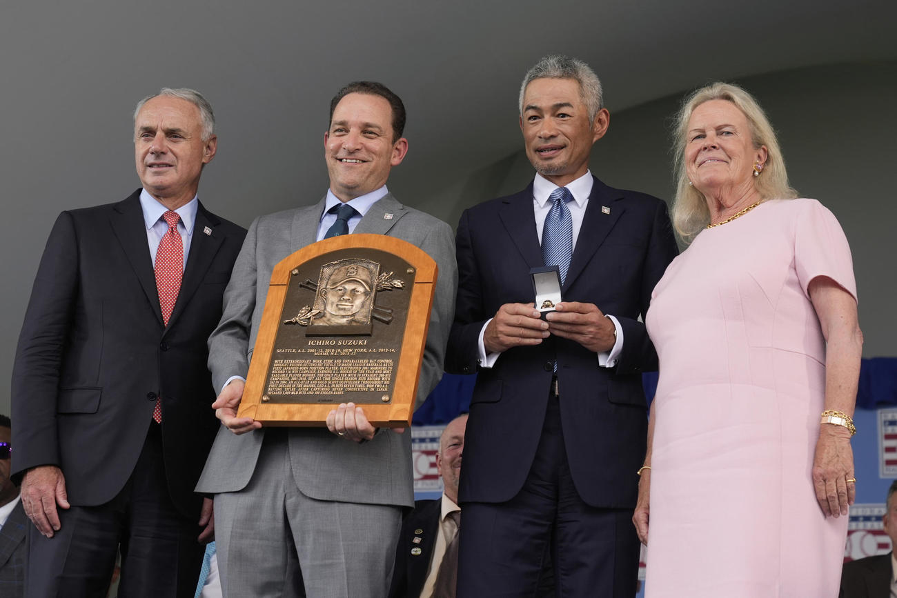 記念撮影をする、左からMLBコミッショナーのロブ・マンフレッド氏、野球殿堂のジョシュ・ラウィッチ会長、イチロー氏、野球殿堂のジェーン・フォーブス・クラーク議長（AP）