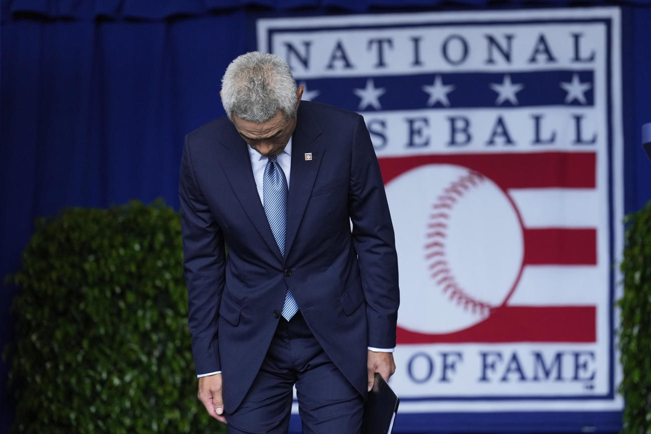 米国野球殿堂入り式典で深々と一礼するイチロー氏（AP）