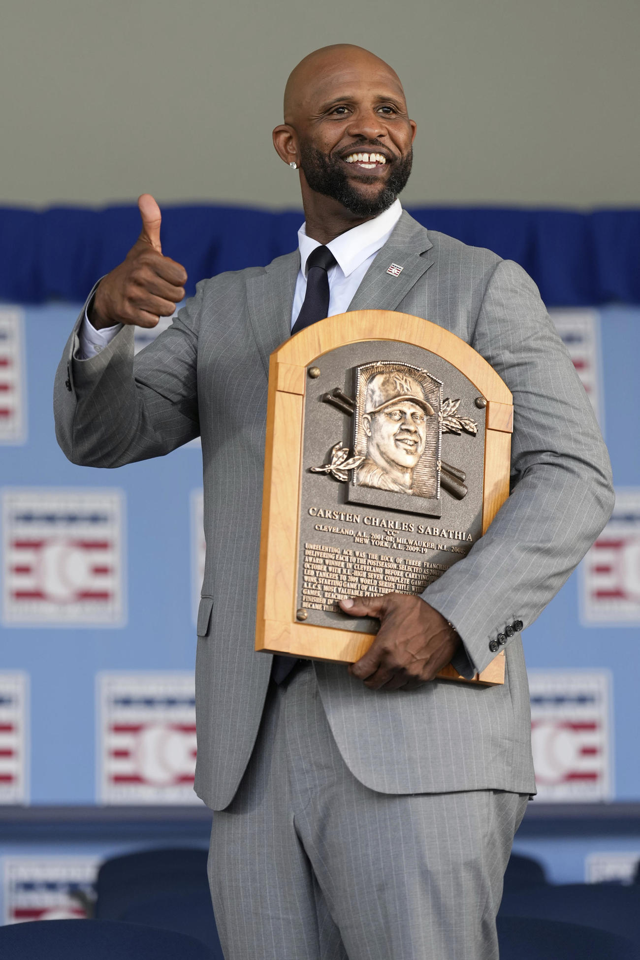 米国野球殿堂入りしたCC・サバシア氏は自身のレリーフを持ちながらポーズを取る（AP）
