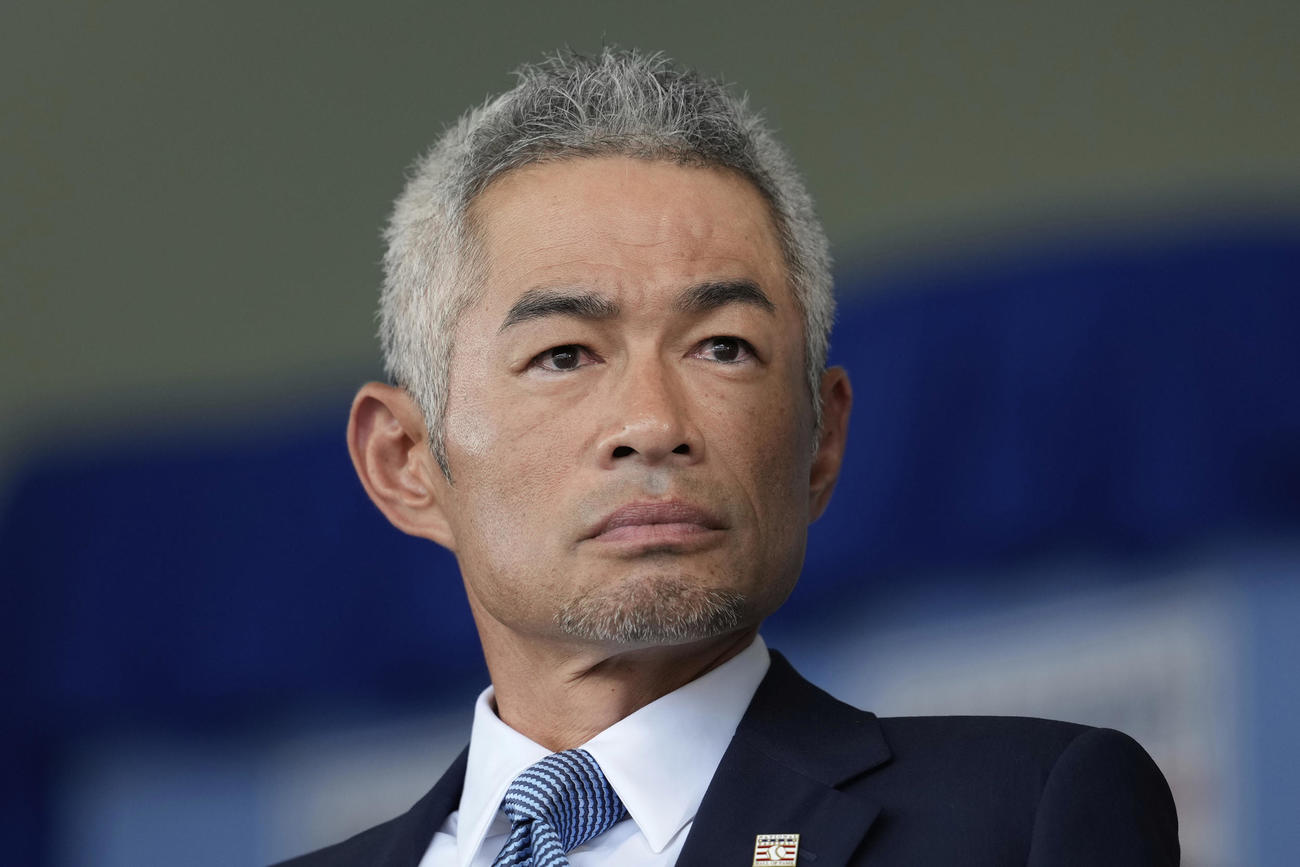 式典を見守る米国野球殿堂入りしたイチロー氏（AP）