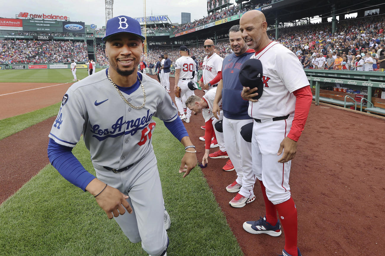 レッドソックスのコーラ監督と挨拶を交わしたドジャースのベッツ（AP）