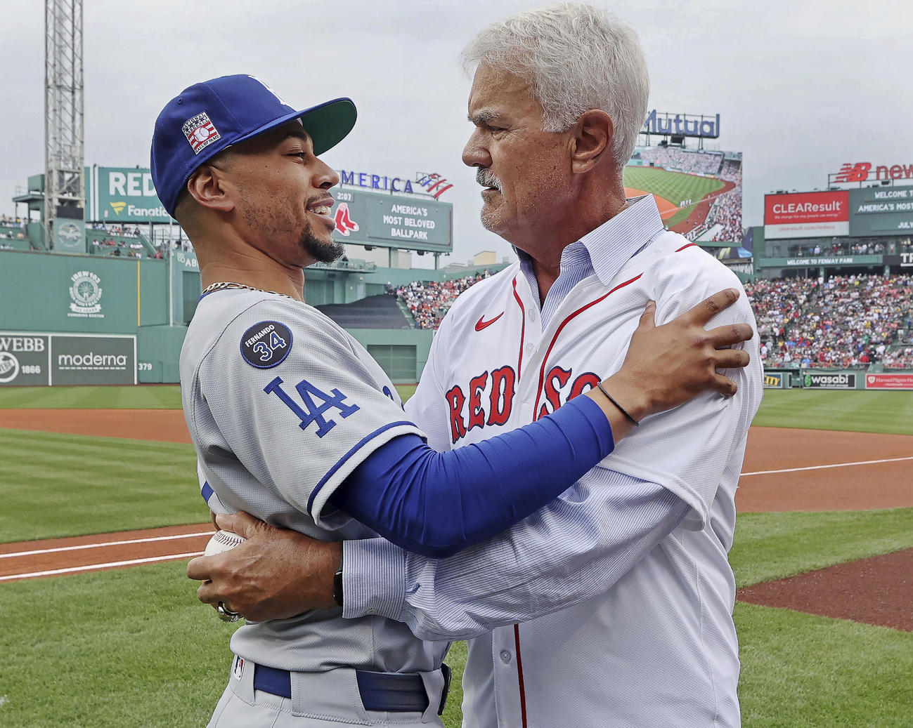 元レッドソックスの名選手ドワイト・エバンス（右）と抱き合うドジャースのベッツ（AP）