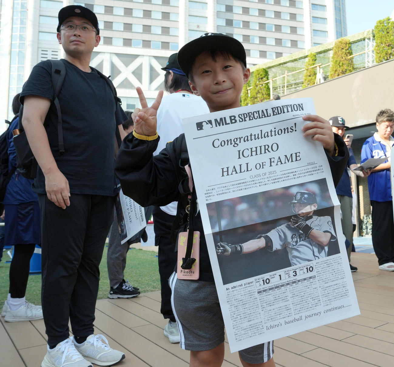 イチロー氏の号外を手に笑顔を見せるちびっ子ファン（撮影・たえ見朱実）