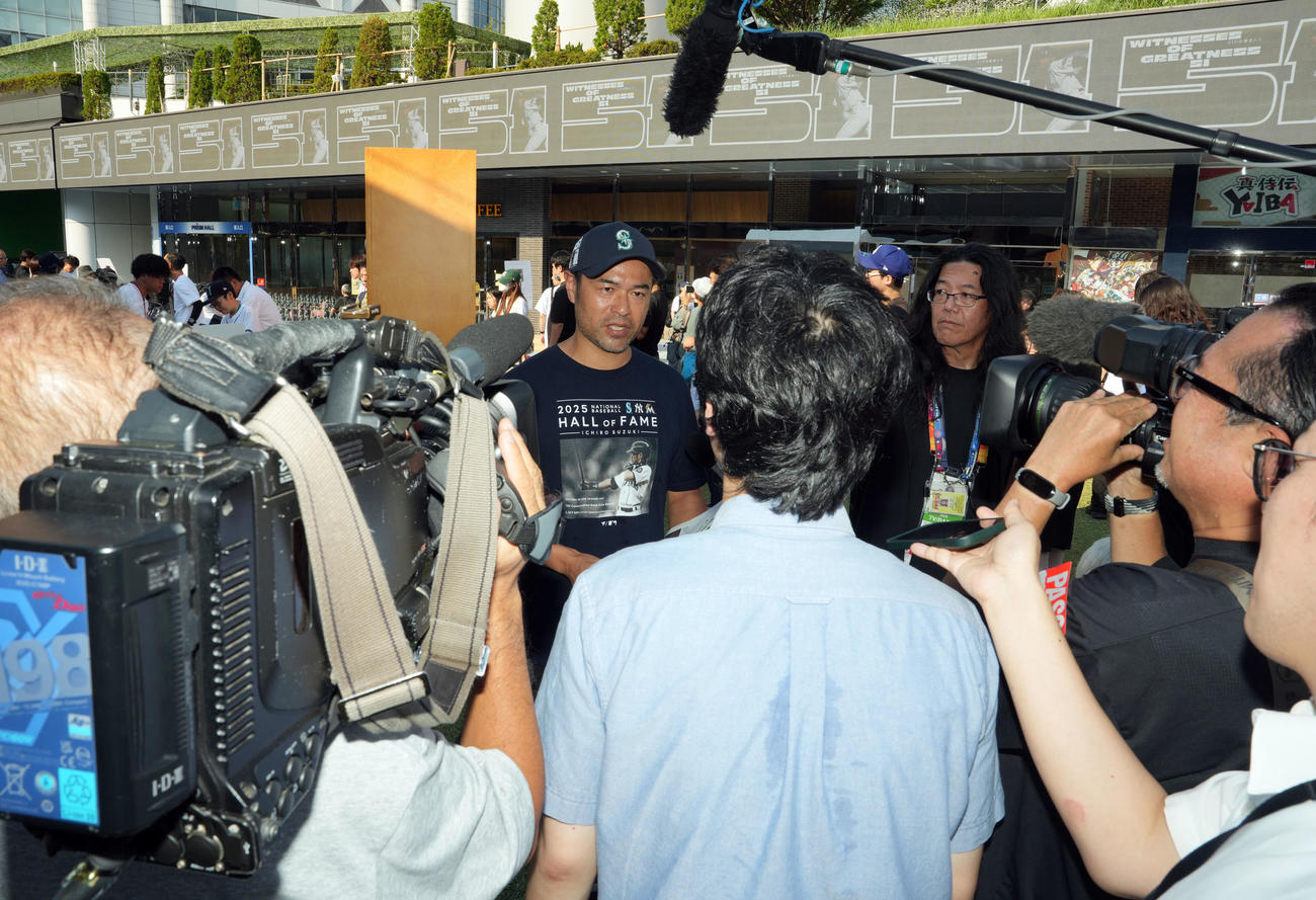 囲み取材に応じるイチロー氏のそっくりさん「ニッチロー」（撮影・たえ見朱実）