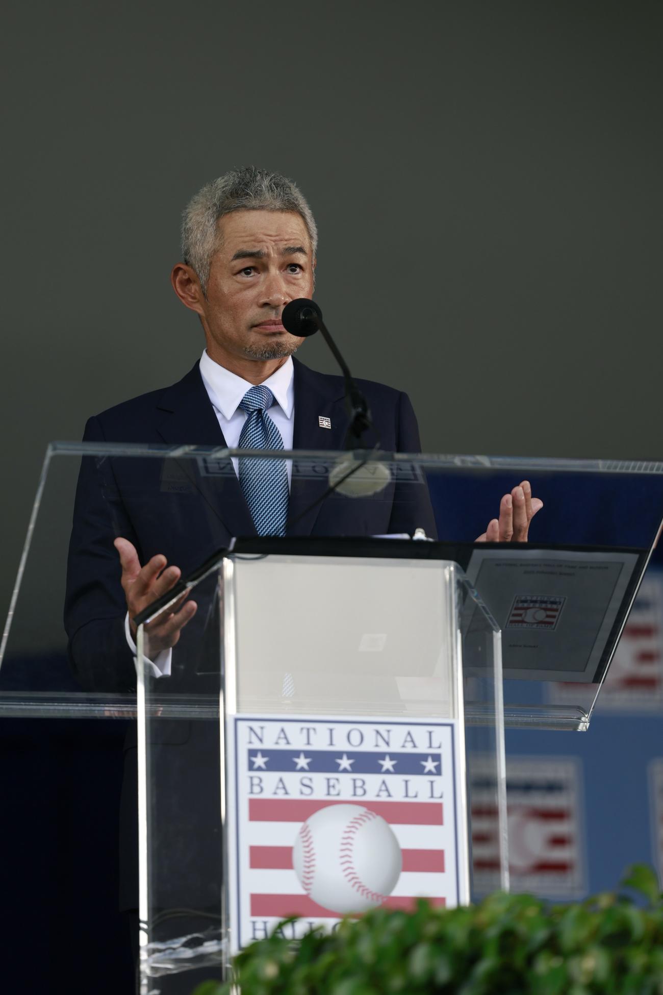 米国ニューヨーク州クーパーズタウンで行われた米国野球殿堂入りセレモニーでスピーチをするイチロー氏