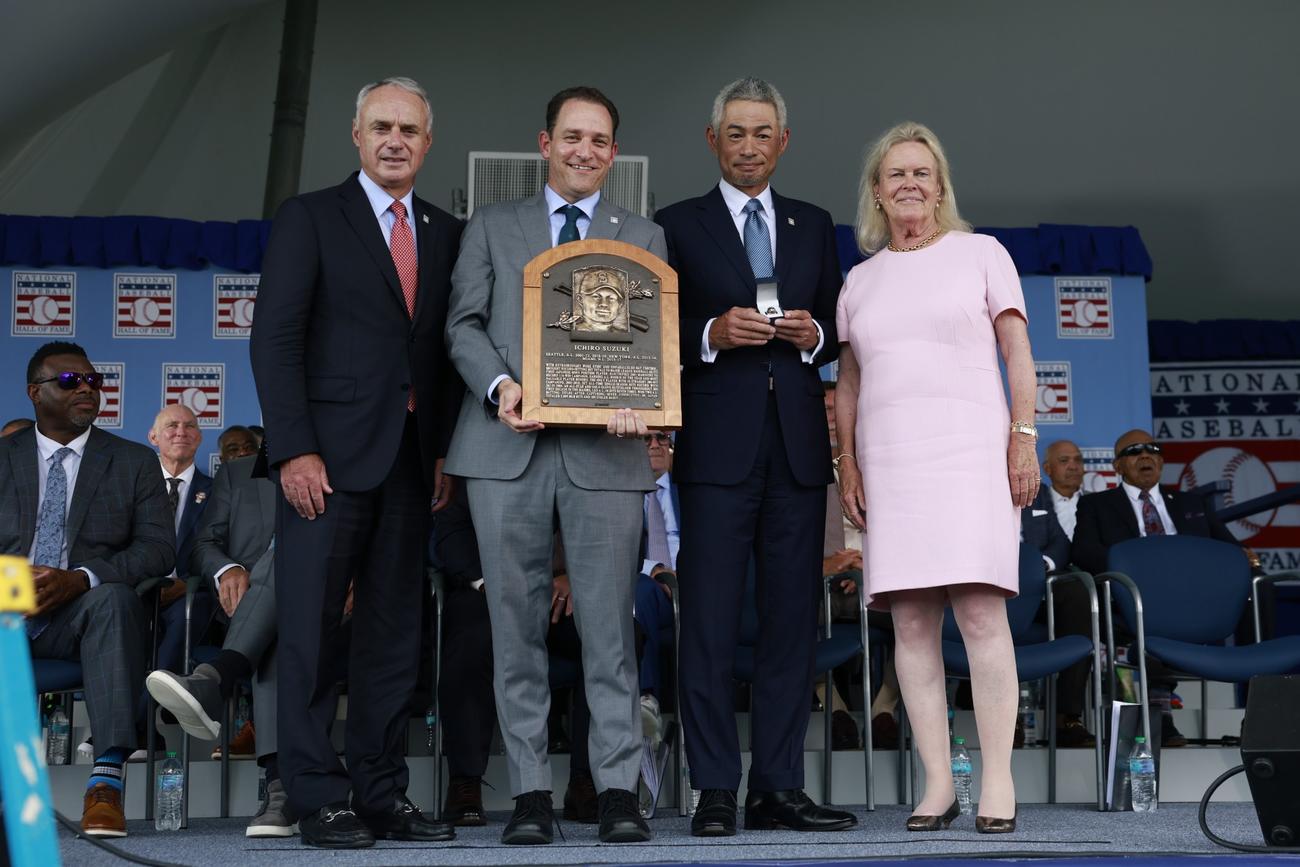米国ニューヨーク州クーパーズタウンで行われた米国野球殿堂入りセレモニーに臨むイチロー氏（右から2人目）