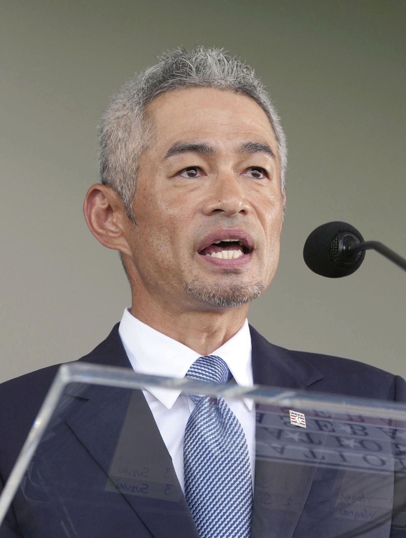 アジア人で初めて米国野球殿堂入りし、表彰式典でスピーチするイチローさん＝27日、ニューヨーク州クーパーズタウン（共同）