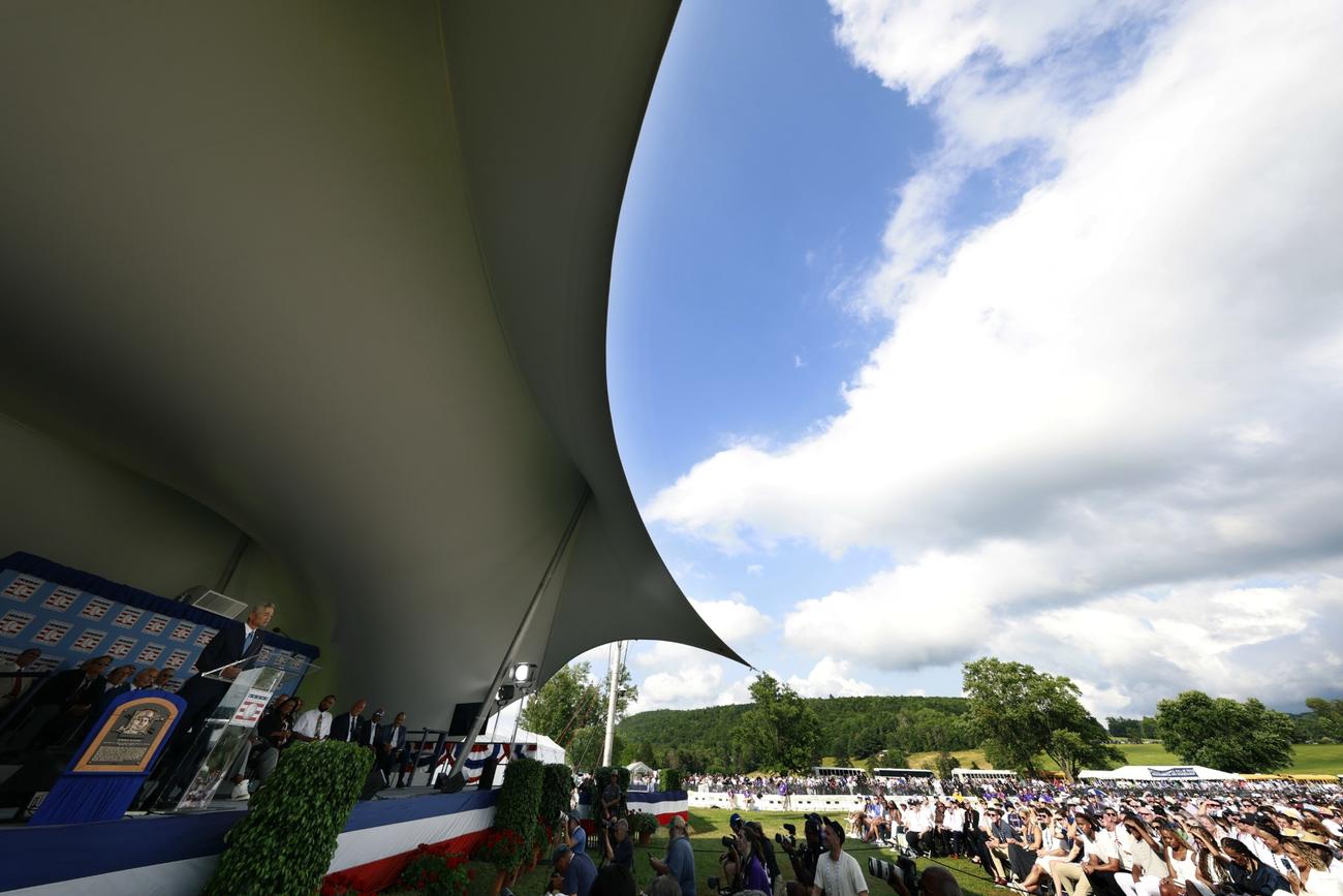 米国ニューヨーク州クーパーズタウンで行われた米国野球殿堂入りセレモニーでスピーチをするイチロー氏