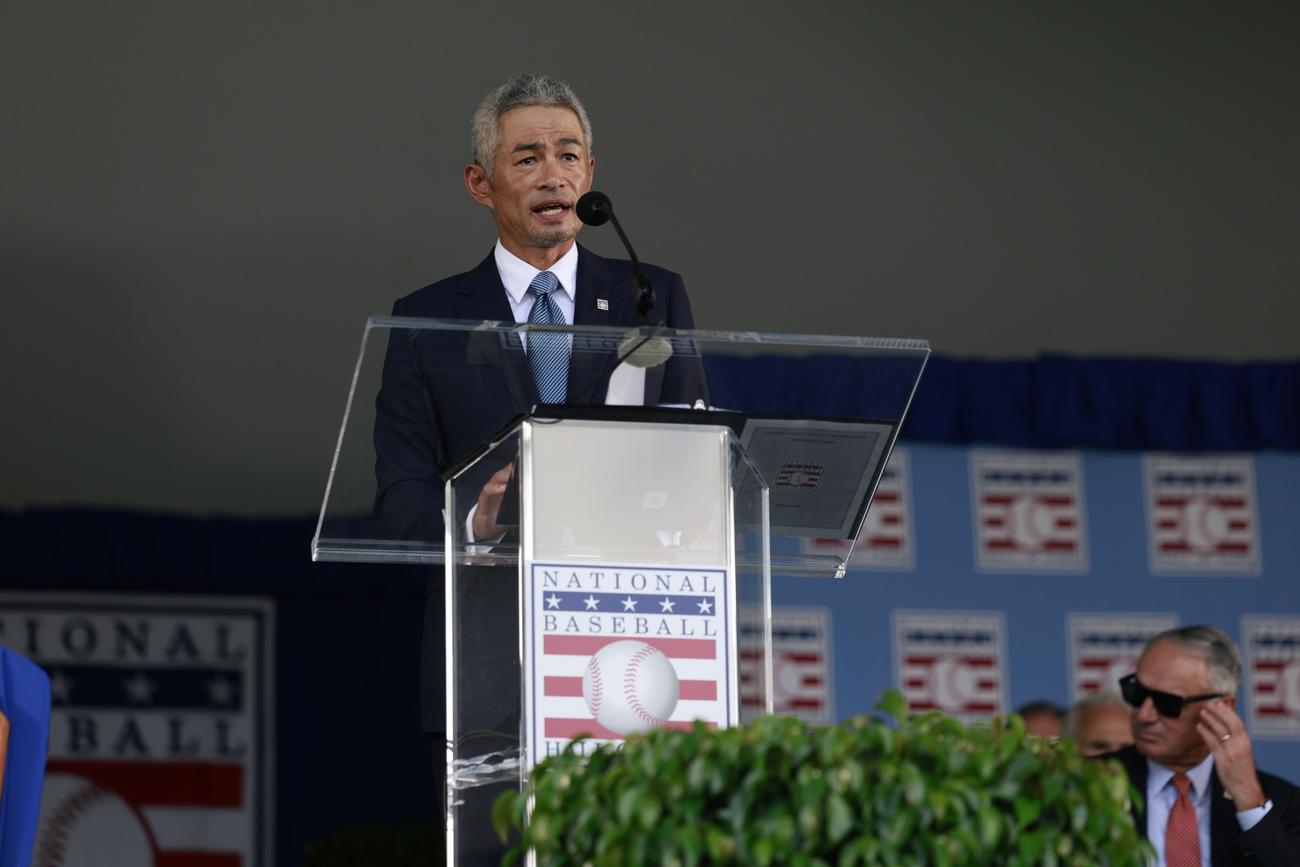 米国ニューヨーク州クーパーズタウンで行われた米国野球殿堂入りセレモニーでスピーチをするイチロー氏