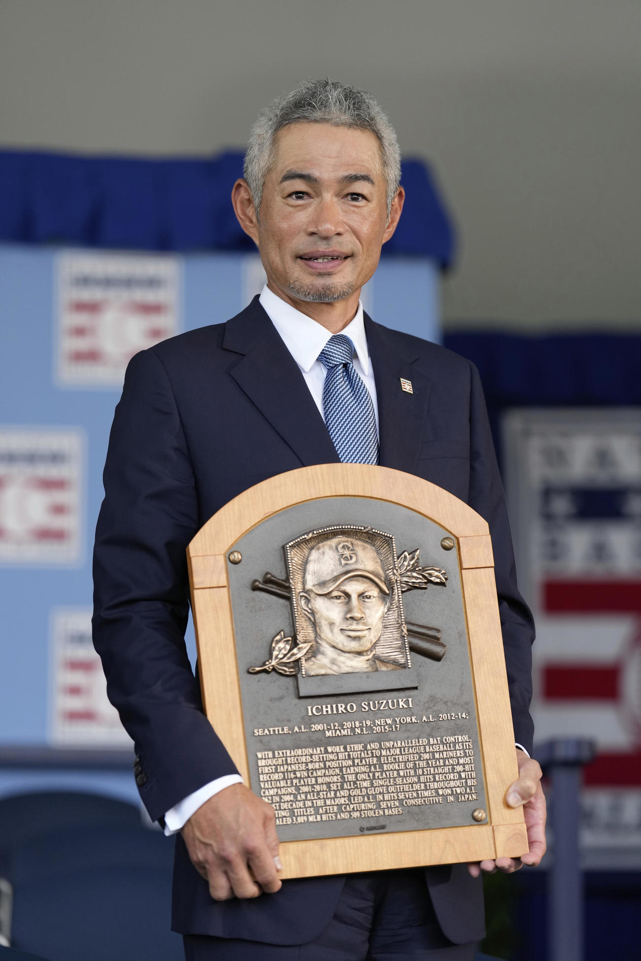 自身のレリーフを持つ米国野球殿堂入りしたイチロー氏（AP）