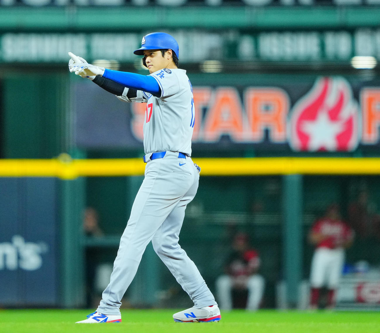 レッズ対ドジャース　5回表ドジャース1死一、三塁、適時二塁打を放ちポーズを決める大谷（撮影・垰建太）