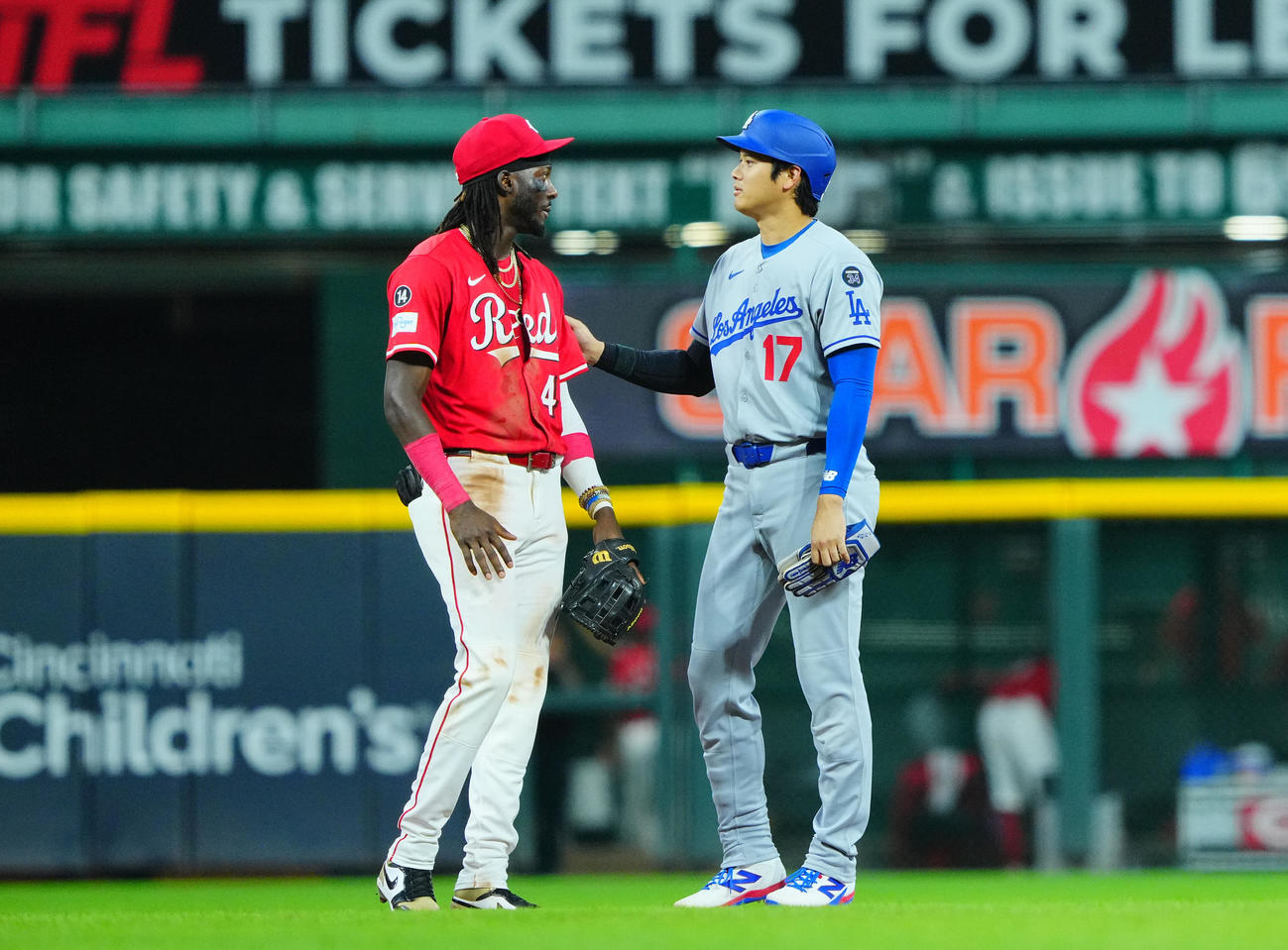 レッズ対ドジャース　5回表ドジャース1死一、三塁、適時二塁打を放ち塁上でデラクルス（左）と話す大谷（撮影・垰建太）