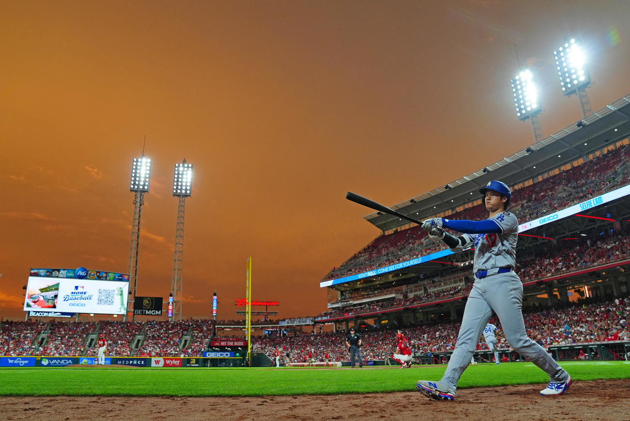 レッズ対ドジャース　7回表ドジャース無死、オレンジ色の空を背に打席に備える大谷（撮影・垰建太）