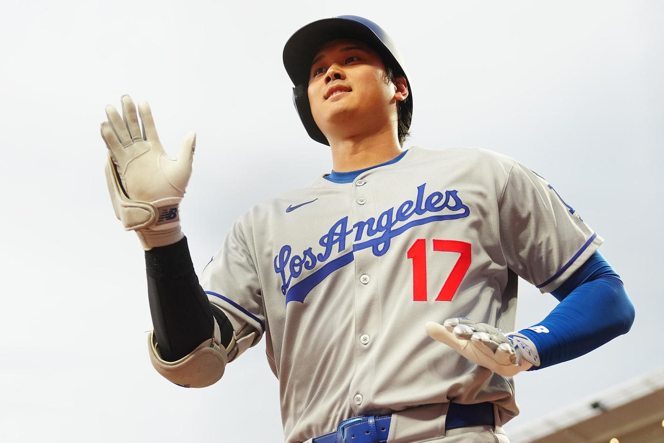 レッズ対ドジャース　1回表ドジャース無死二塁、二ゴロで進塁打を放ちタッチを交わす大谷（撮影・垰建太）