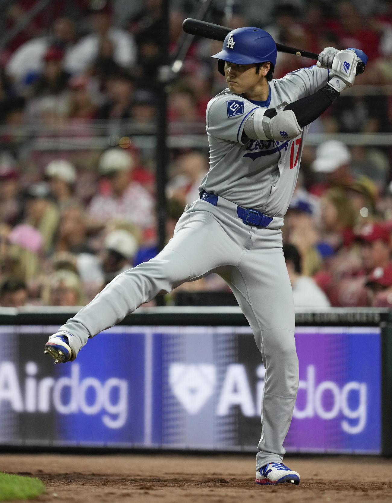 レッズ戦５回の第３打席に入る前に右足を上げて構えをチェックするドジャース大谷翔平（AP)