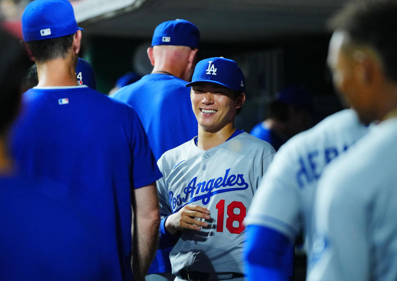 レッズ対ドジャース　7回裏レッズの攻撃を無失点に抑えベンチでナインの出迎えに笑顔を見せるドジャース先発の山本（撮影・垰建太）