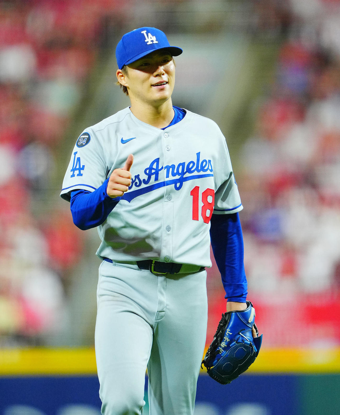 レッズ対ドジャース　6回裏レッズの攻撃を無失点に抑えたドジャース先発の山本はラッシングに笑顔でサムズアップ（撮影・垰建太）