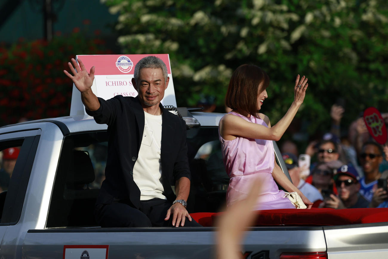 弓子夫人（右）とともにパレードに参加するイチロー氏